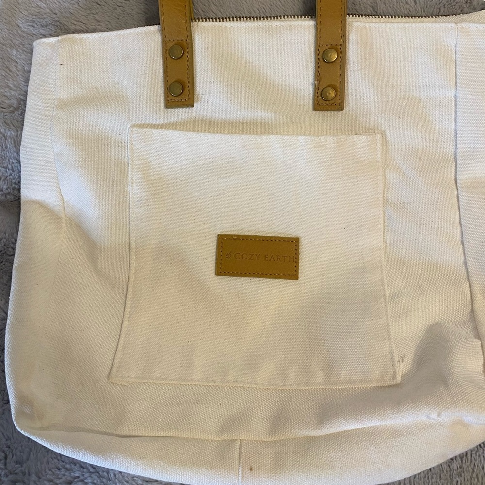 Cozy Earth White Tote Bag EUC